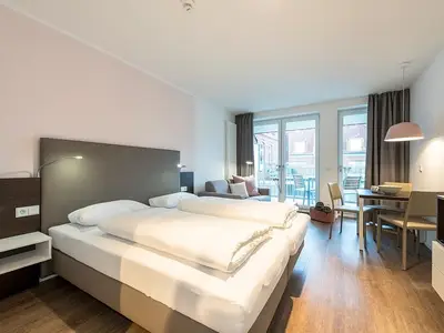 Wohn-Schlafbereich mit Doppelbett