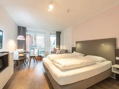 Wohn-Schlafbereich mit Doppelbett