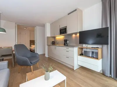 Wohn-Essbereich mit Küchenzeile und TV