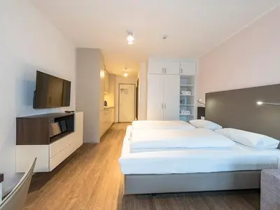 Wohn-Schlafbereich mit Doppelbett und Kleiderschrank