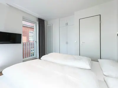 Schlafzimmer mit Doppelbett und Kleiderschrank