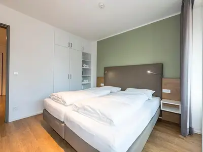 Schlafzimmer mit Doppelbett und Kleiderschrank
