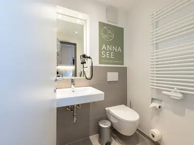 Badezimmer mit WC, Waschtisch und Spiegel