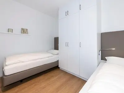 Schlafzimmer mit zwei Einzelbetten und Kleiderschrank
