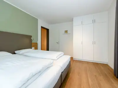 Schlafzimmer mit Doppelbett