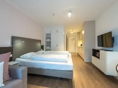 Wohn-Schlafbereich mit Kleiderschrank