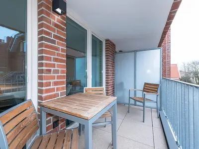 Überdachter Balkon mit Sitzgelegenheit