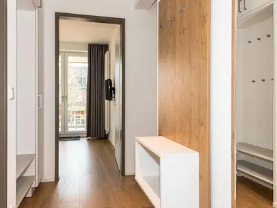 Flur mit Garderobe und Spiegel