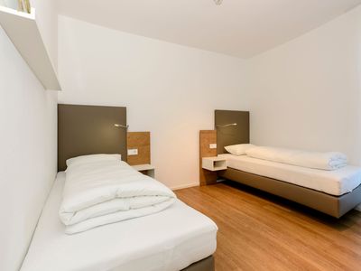 Schlafzimmer mit zwei Einzelbetten