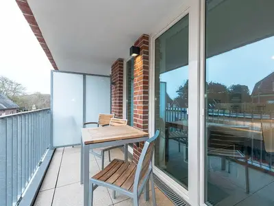 Überdachter Balkon mit Sitzgelegenheit