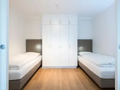Schlafzimmer mit zwei Einzelbetten