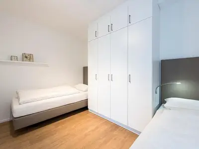 Schlafzimmer mit zwei Einzelbetten