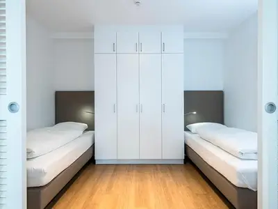 Schlafzimmer mit zwei Einzelbetten