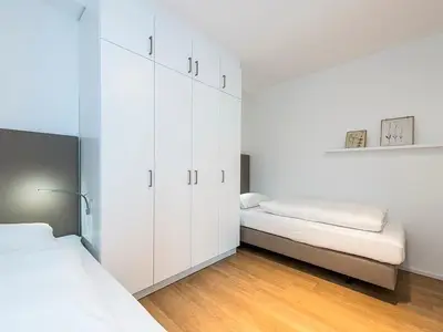 Schlafzimmer mit zwei Einzelbetten