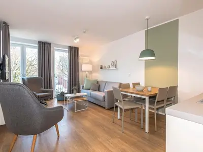 Wohnbereich mit Couch, Sesseln und Sitzgelegenheit