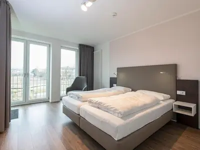 Schlafzimmer mit Doppelbett
