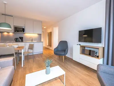 Wohn-Essbereich mit Küchenzeile und TV