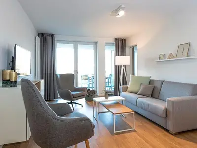Wohnzimmer mit Couch und Sessel