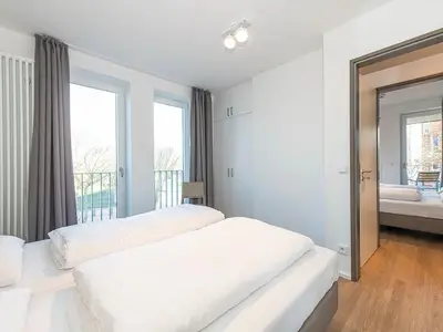 Schlafzimmer mit Boxspringbett und Kleiderschrank