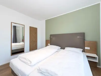 Schlafzimmer mit Boxspringbett und Garderobe