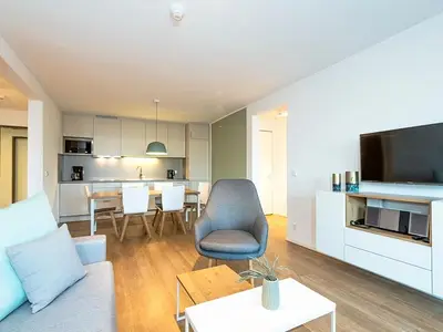 Wohn-Essbereich mit Esstisch und TV