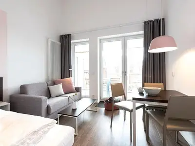 Wohnbereich mit Schafsofa und Esstisch