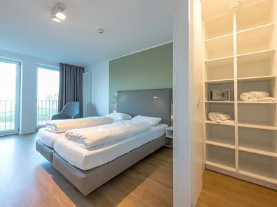 Schlafzimmer mit Boxspringbett und Safe