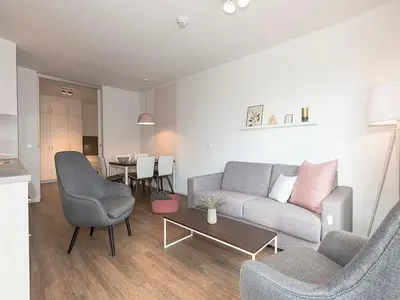 Wohnbereich mit Couch und Sesseln