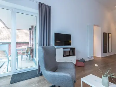 Wohnbereich mit Zugang zum überdachten Balkon
