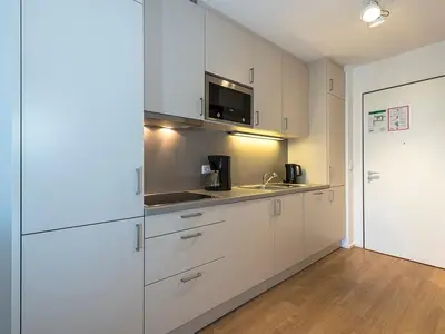 Küchenzeile mit Mikrowelle