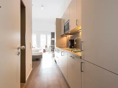Küchenzeile mit Mikrowelle