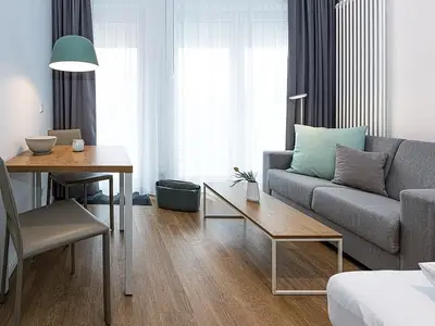 Wohn-Schlafbereich mit Schlafsofa und Esstisch