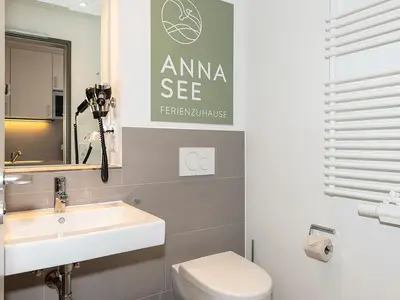 Badezimmer mit WC, Waschtisch und Spiegel