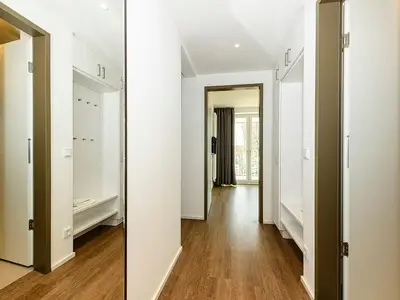 Flur mit Garderobe und Spiegel