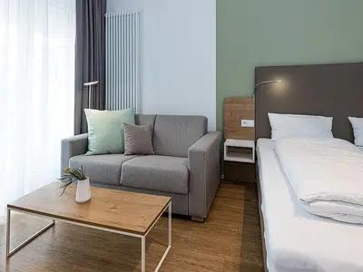Wohn-Schlafbereich mit Doppelbett und Schlafsofa