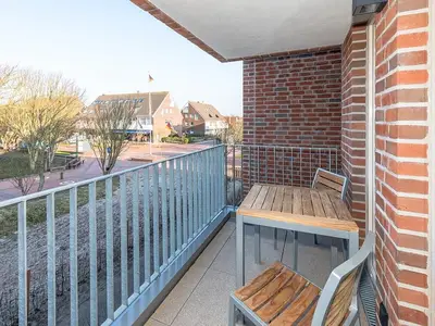 Überdachter Balkon mit Sitzgelegenheit