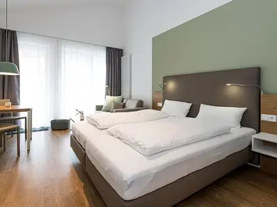 Wohn-Schlafbereich mit Doppelbett