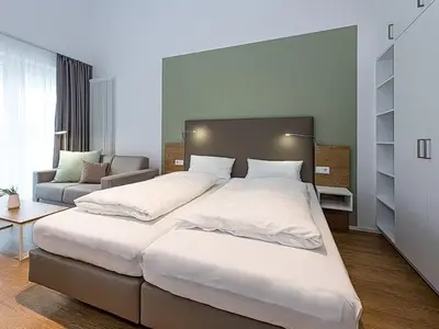 Wohn-Schlafbereich mit Kleiderschrank