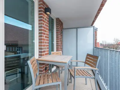 Überdachter Balkon mit Sitzgelegenheit