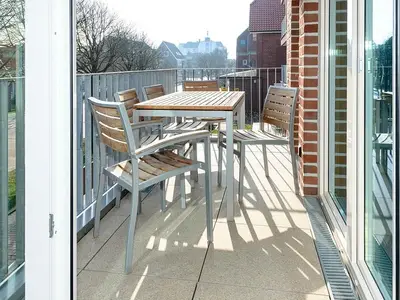 Balkon mit Tisch, Sitzgelegenheiten