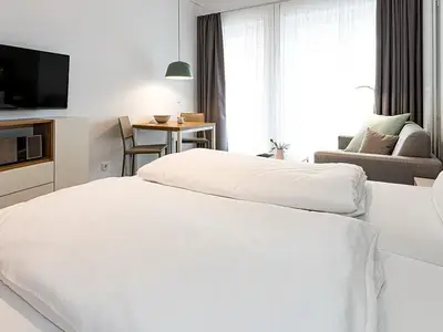 Wohn-Schlafbereich mit Doppelbett, Esstisch, Schlafsofa und TV