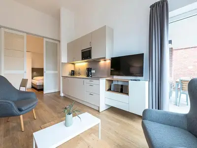 Wohn-Essbereich mit Küchenzeile und TV
