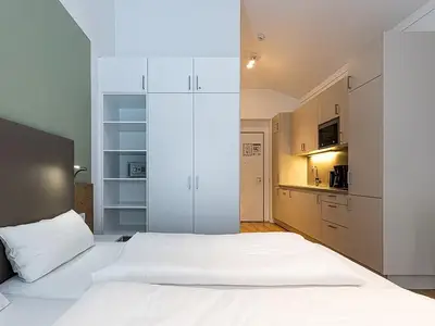 Wohn-Schlafbereich mit Küchenzeile und Kleiderschrank