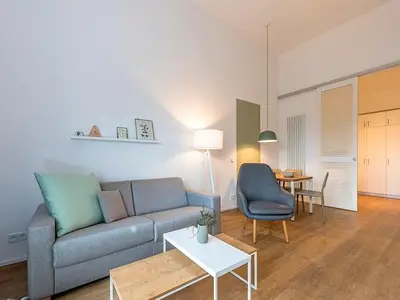 Wohn-Essbereich mit Couch und Esstisch