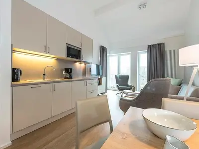 Wohn-Essbereich mit Küchenzeile und TV