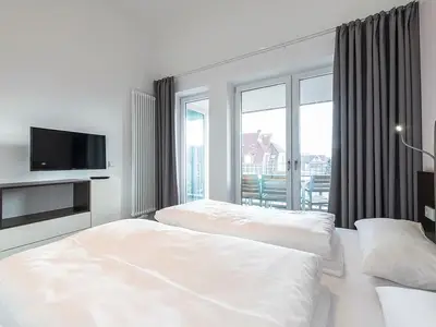 Schlafzimmer mit Boxspringbett und TV