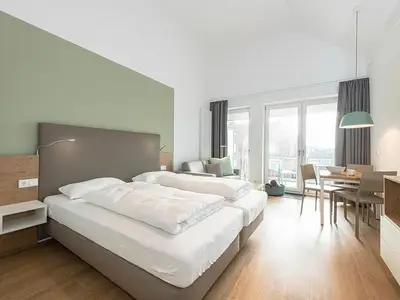 Wohn-Schlafbereich mit Doppelbett