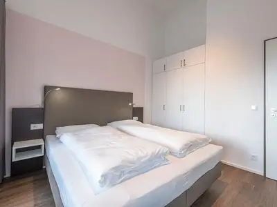 Schlafzimmer mit Kleiderschrank