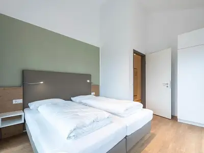 Schlafzimmer mit Doppelbett und Kleiderschrank