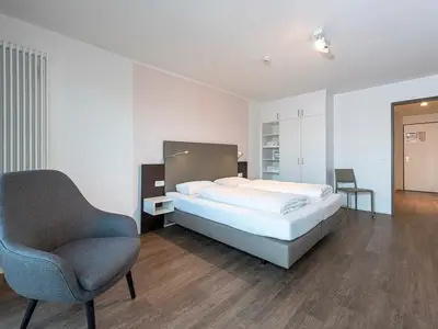 Schlafzimmer mit Doppelbett